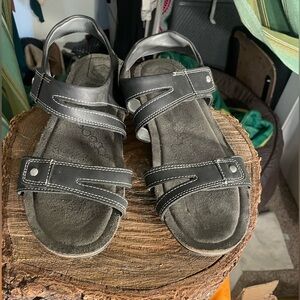 Khombu Black Sandals with Adjustable Straps and Durable Sole
